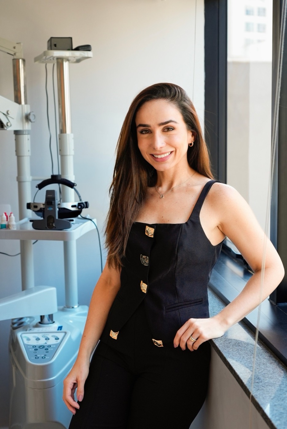 Dra. Giovana Araújo, médica oftalmologista, no consultório